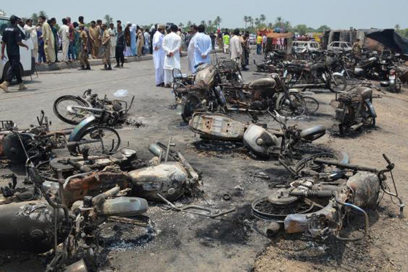 Pakistan'da yakıt tankeri patladı: 148 ölü